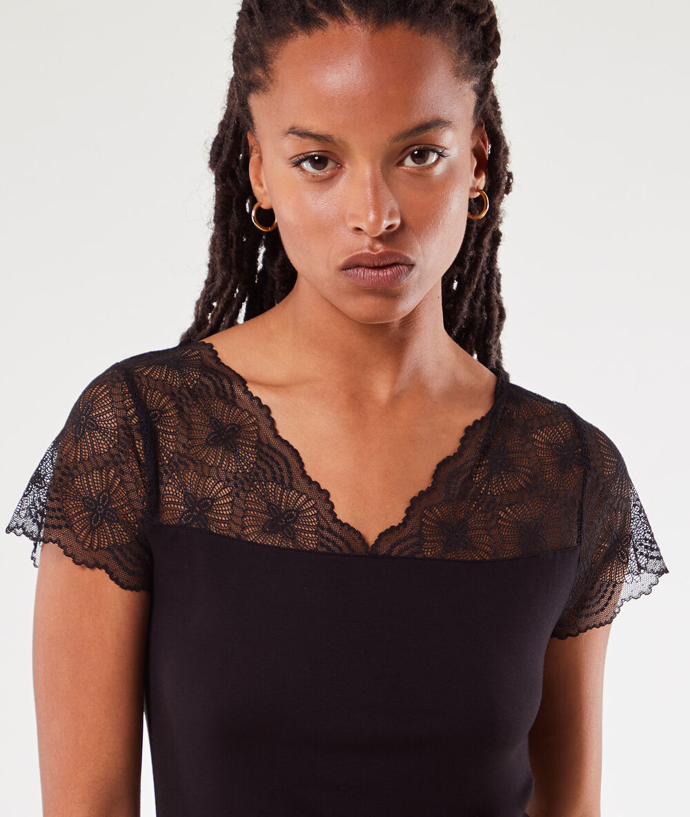 Chemise de nuit détails dentelle noir.