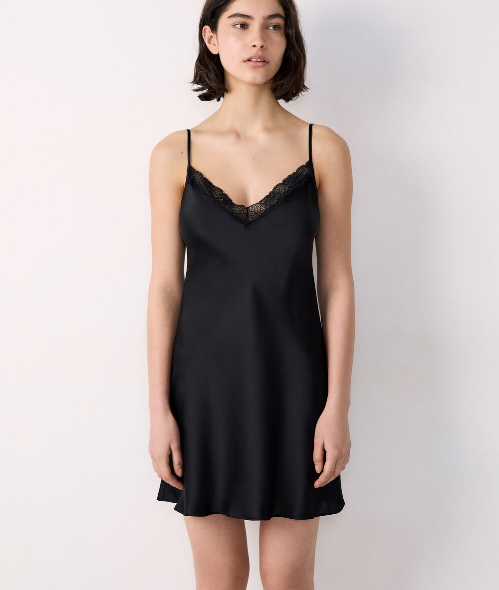 Nuisette en soie noir.
