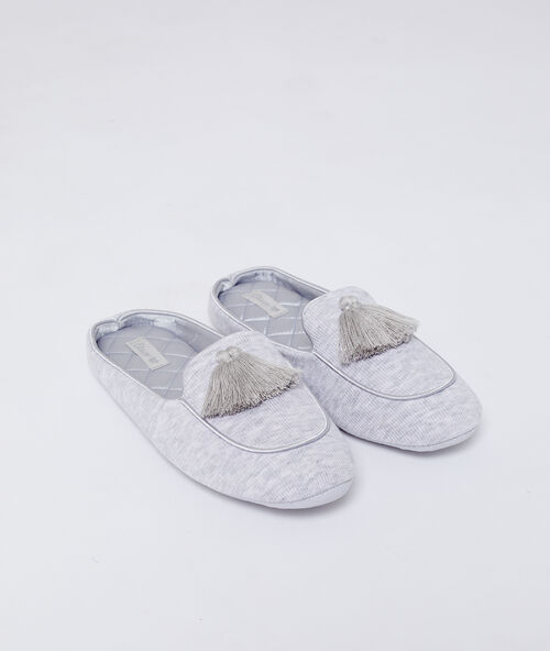 Chaussons &agrave; pompons gris.