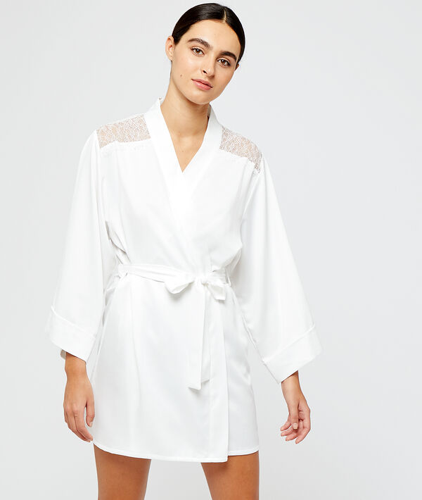 Kimono satiné épaules et dos dentelle Kimono satiné épaules et dos dentelle;${refinementColor}
