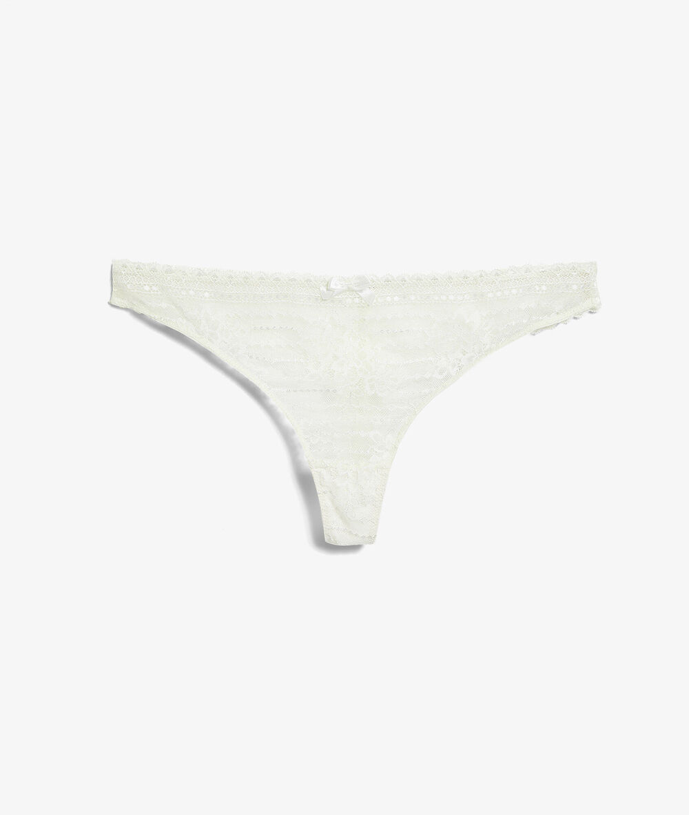Tanga en dentelle ecru.