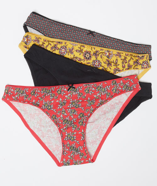 Set met 4 slipjes rood.