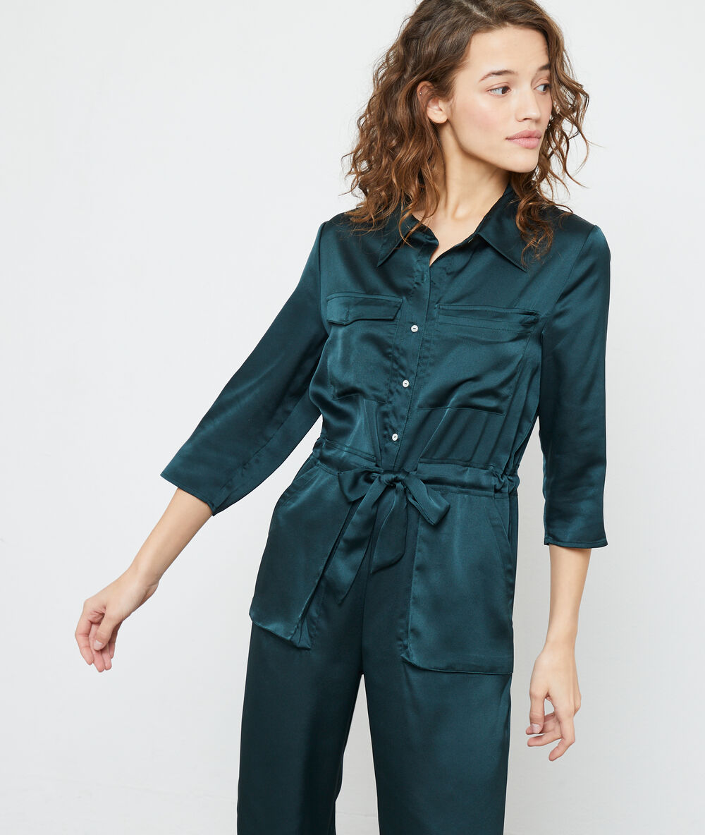 Satijnen jumpsuit voor ‘s nachts groen.