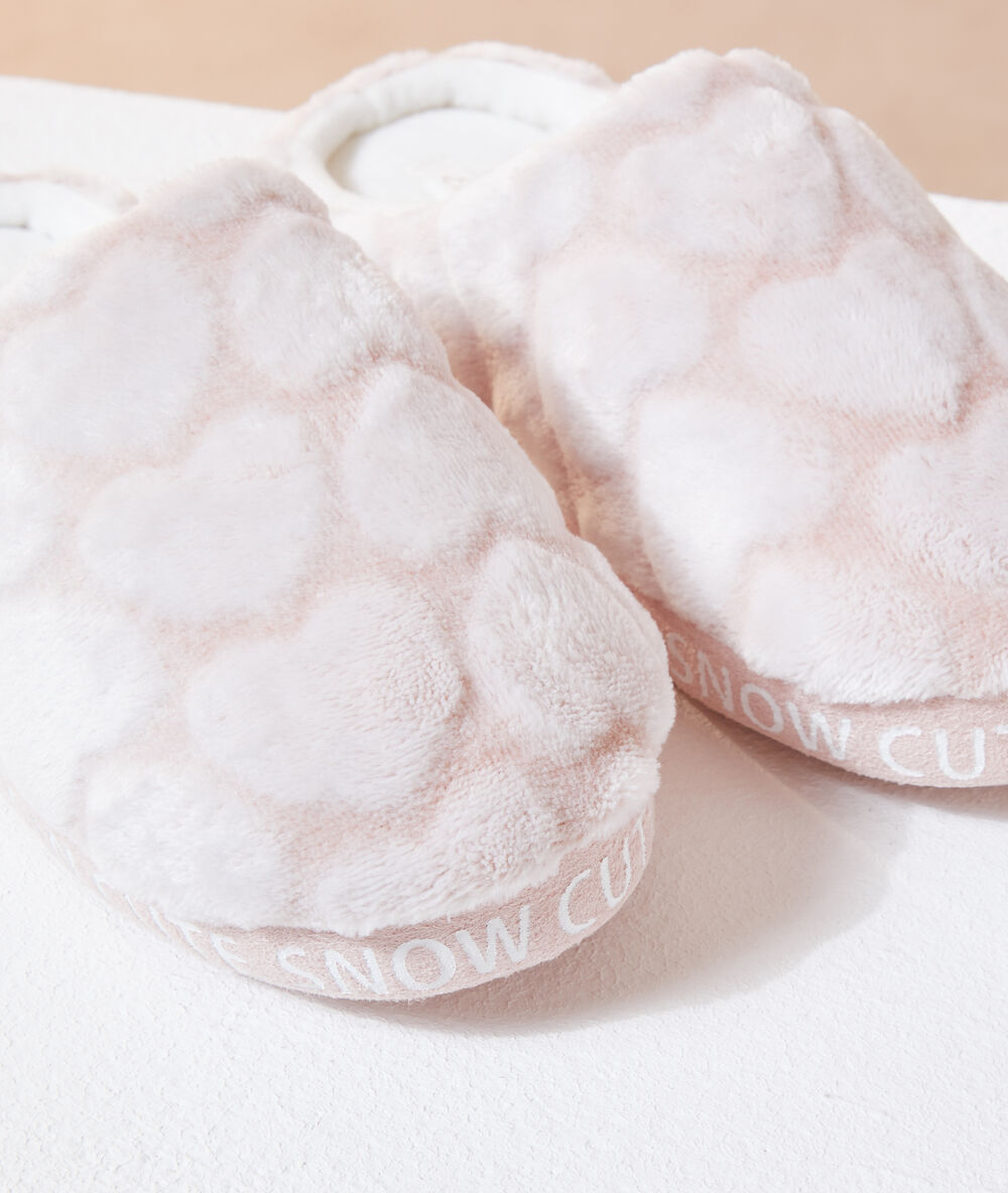 Slippers met hartjesmotief 'snow cute' roze.