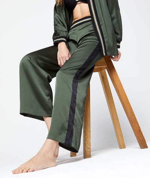 Pantalon satin&eacute; bandes contrastantes kaki.