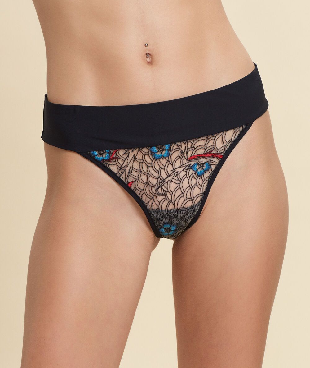String à motifs noir.