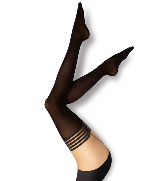 Semi-ondoorzichtige kousen zwart.