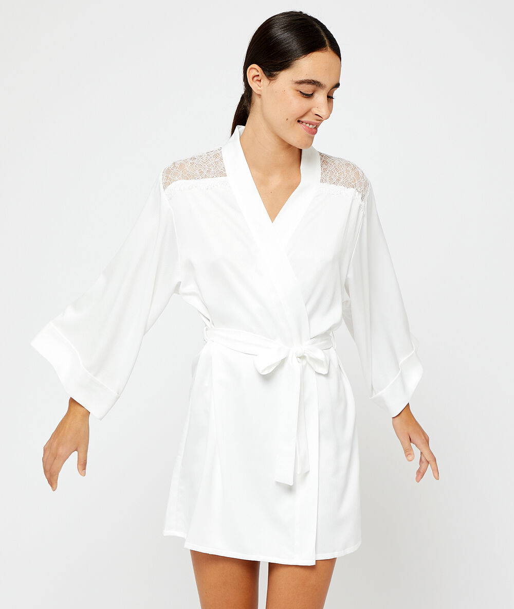 Kimono satiné épaules et dos dentelle ecru.