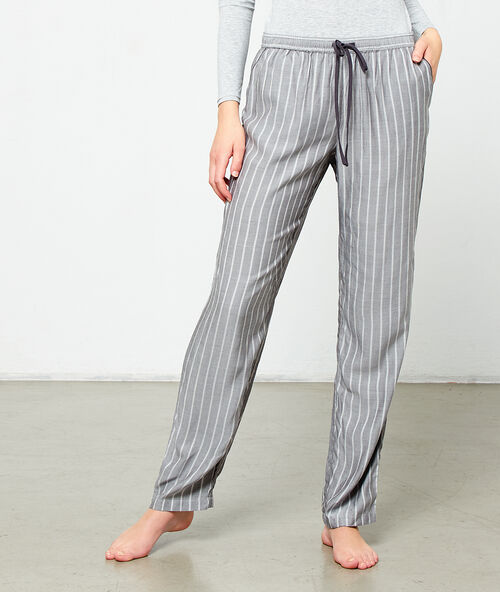 Pantalon ray&eacute; gris.