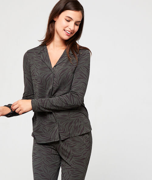 Chemise de pyjama imprim&eacute; z&eacute;br&eacute; kaki.