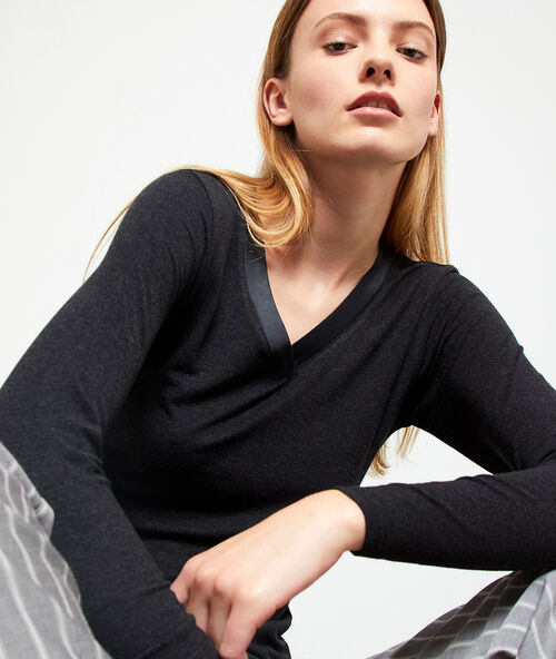 Top d&eacute;collet&eacute; v satin&eacute; gris fonce.