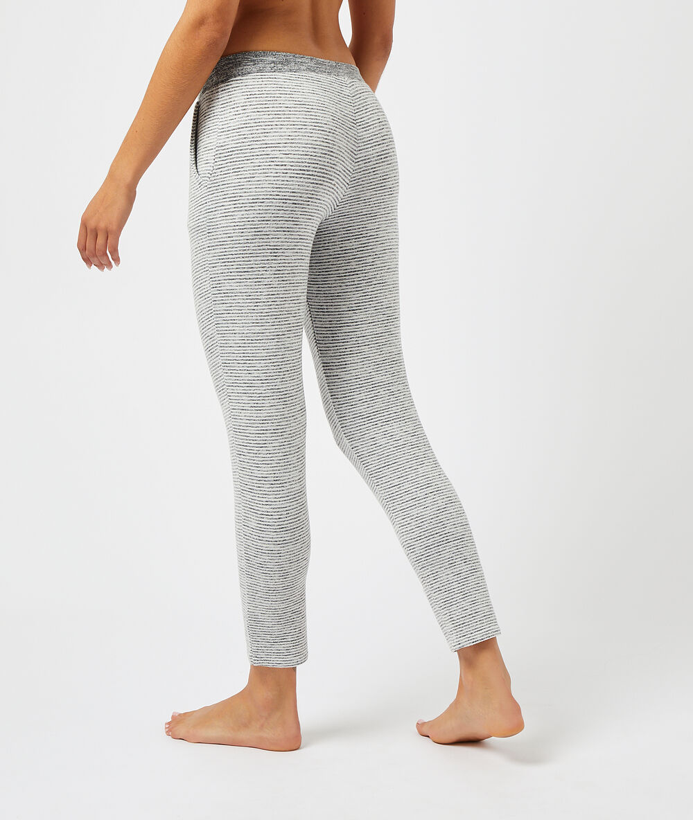Broek met strepen grijs.