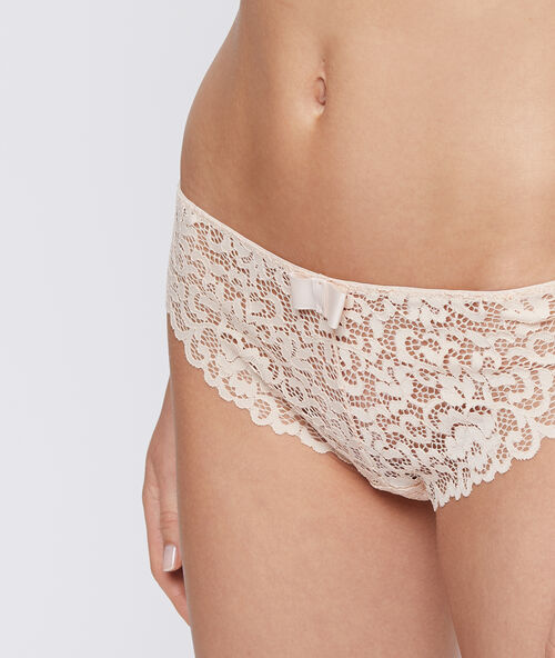 Tanga en dentelle beige.