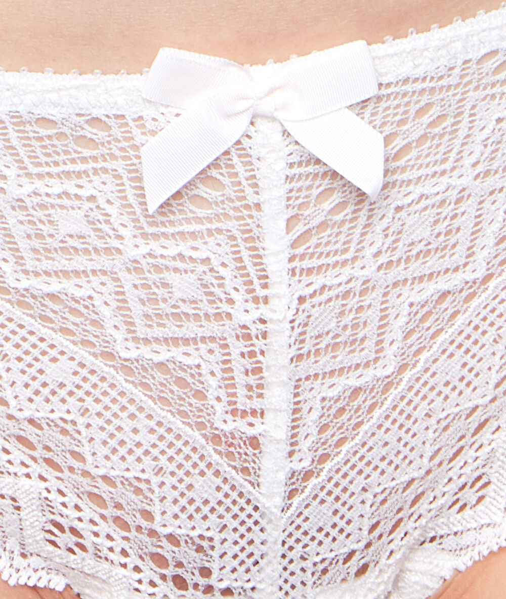Tanga tout dentelle ecru.