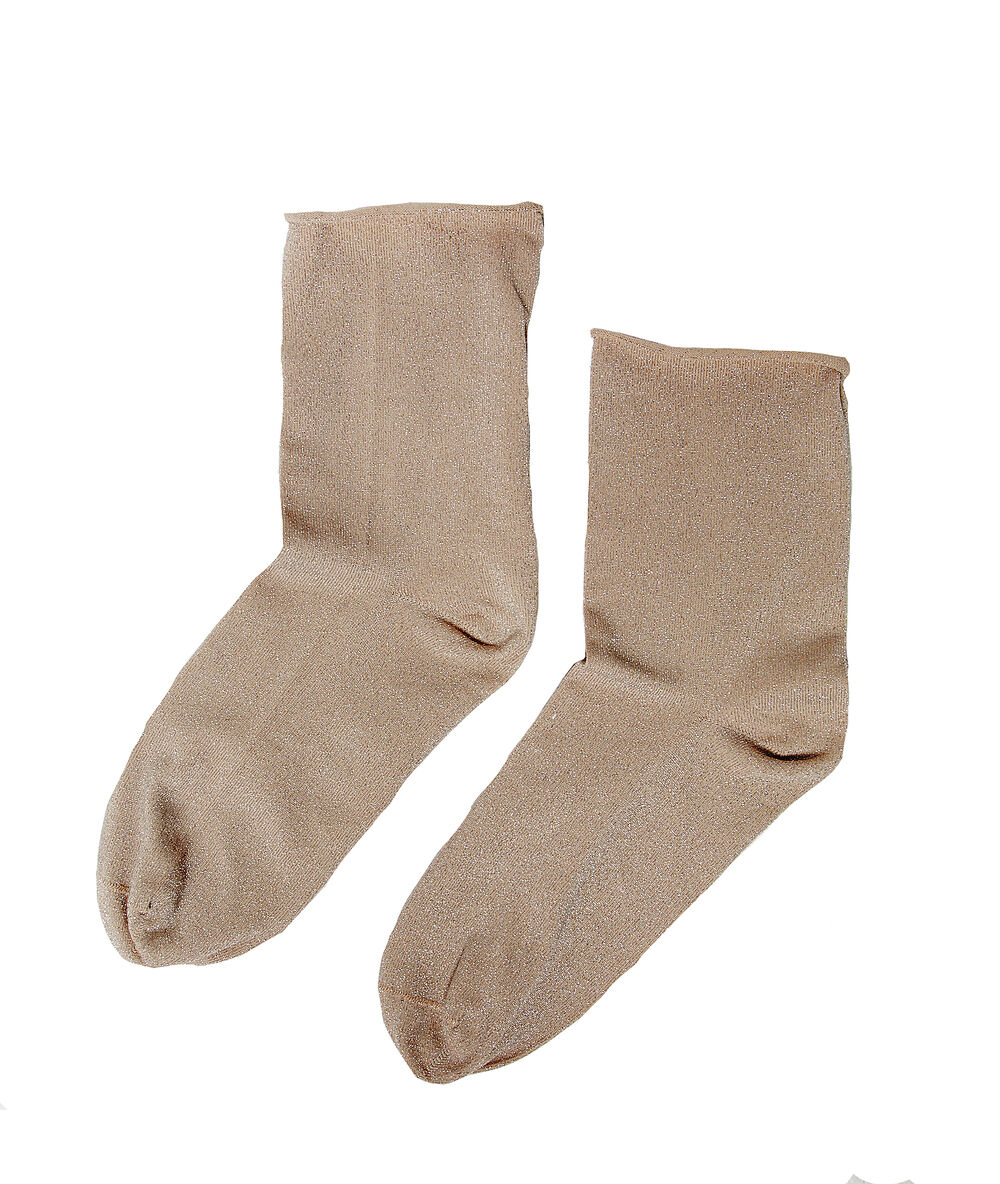Chaussettes courtes à fils métallisés rose poudre.
