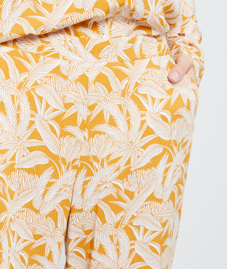 Broek met botanical print okergeel.