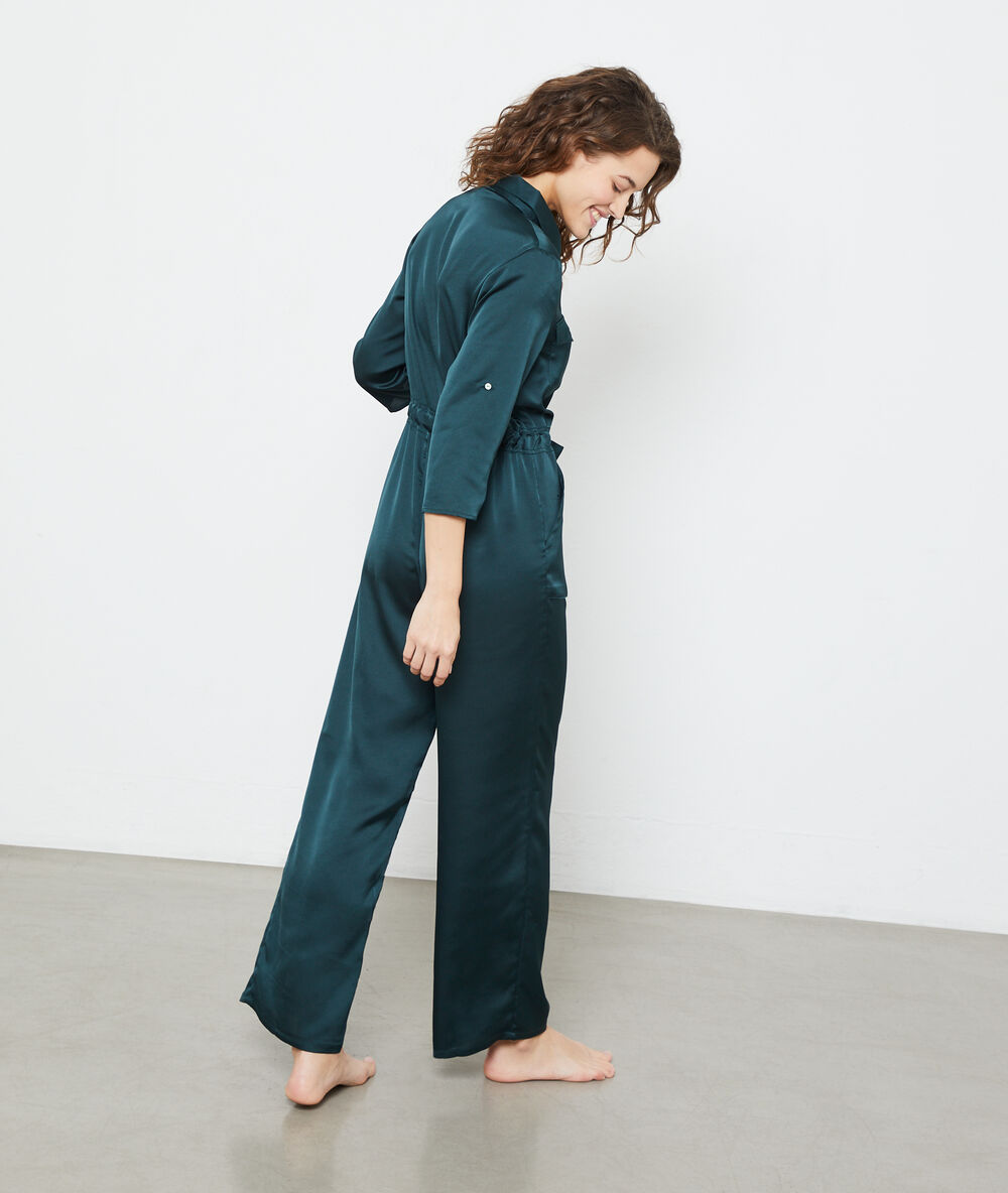 Satijnen jumpsuit voor ‘s nachts groen.
