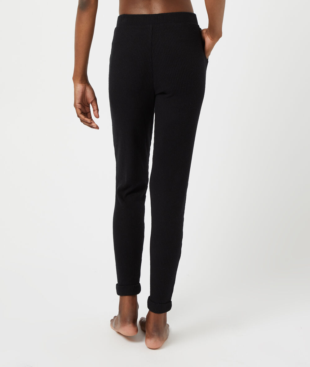 Ribgebreide broek zwart.