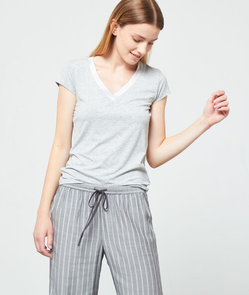 T-shirt d&eacute;collet&eacute; v satin&eacute; gris.