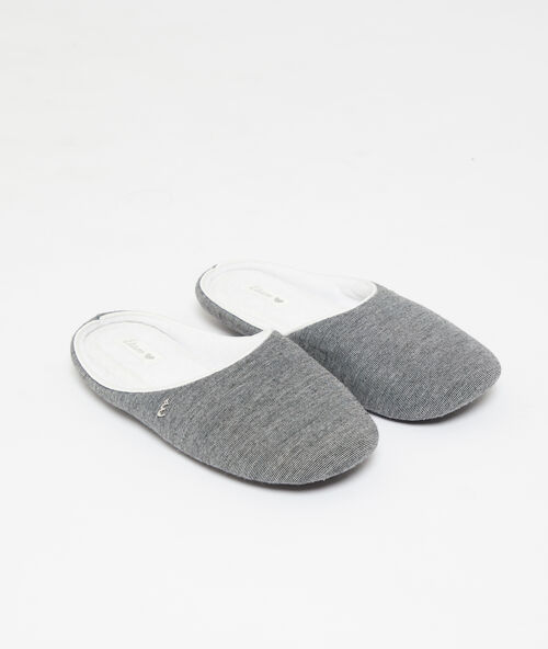 Pantoffels strikken geborduurd gris.