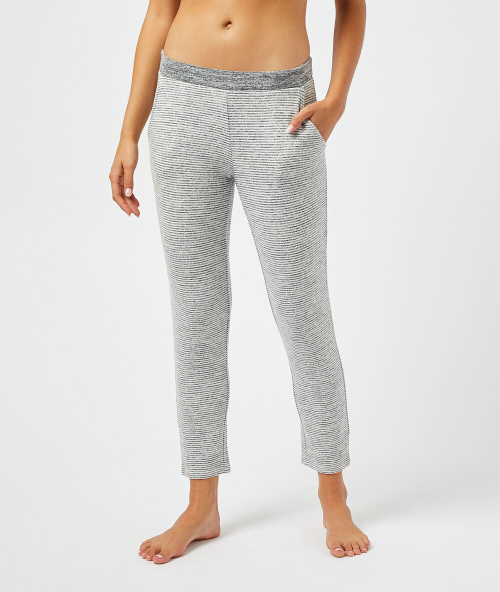 Broek met strepen grijs.