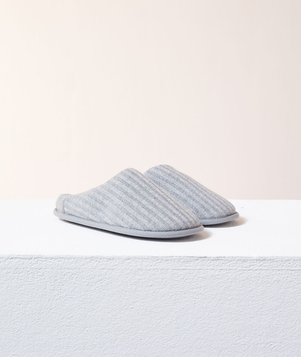 Pantoffels met open hiel grijs.