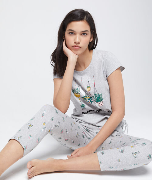 Pantalon capri imprim&eacute; fleurs en coton bio gris.