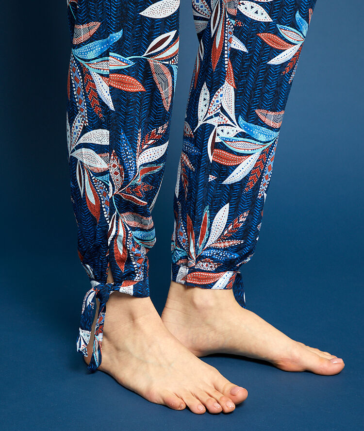 Pantalon imprimé bleu.