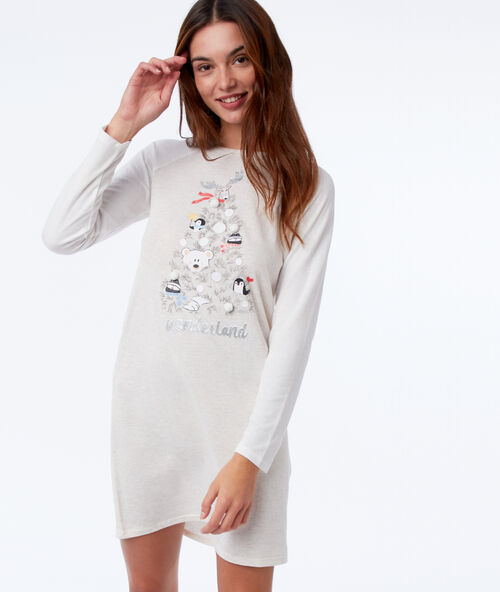 Chemise de nuit avec pompons beige.