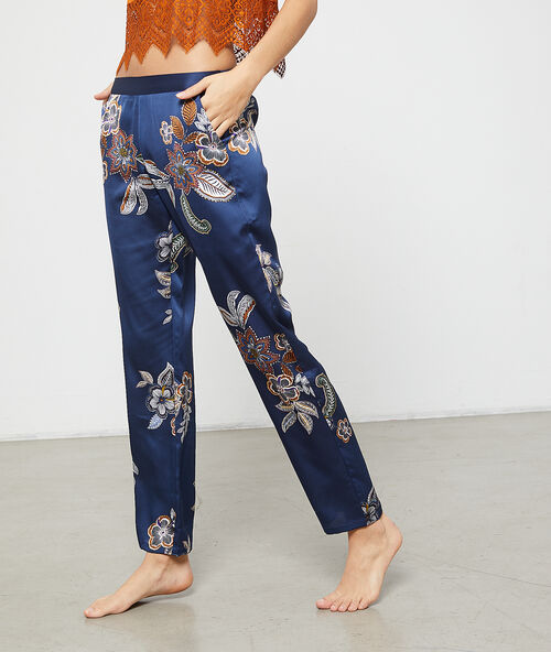 Pantalon imprim&eacute; fleuri bleu.