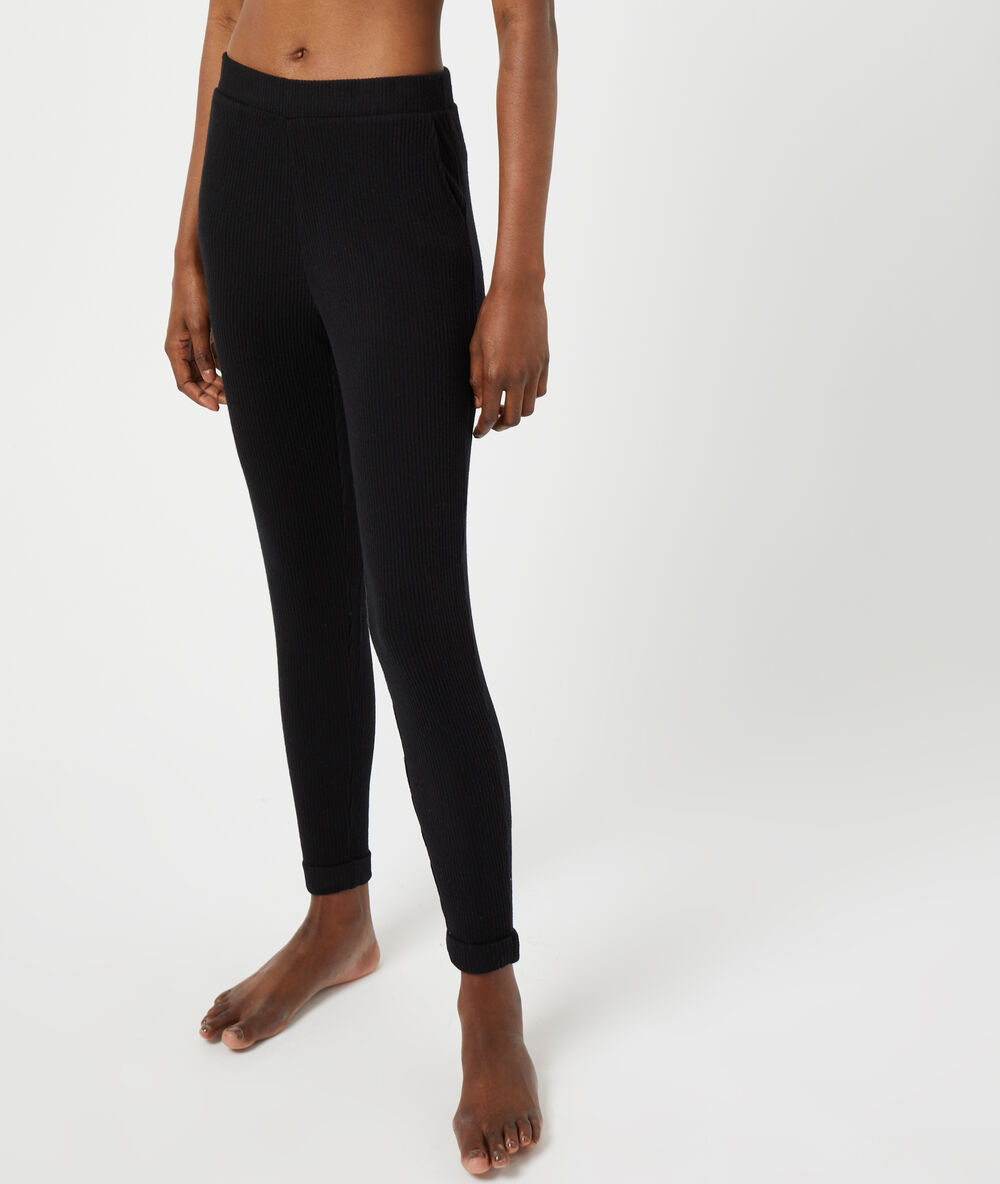 Ribgebreide broek zwart.