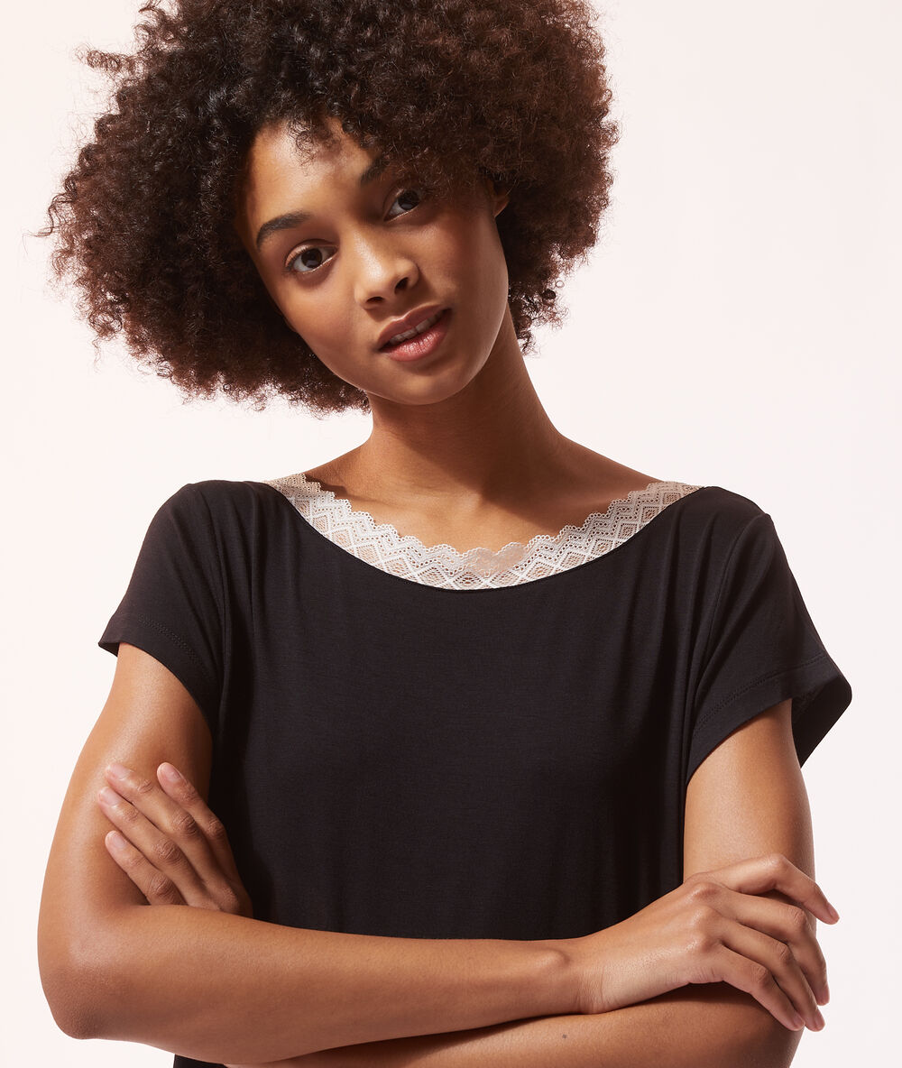 Babydoll met kanten boordjes zwart.
