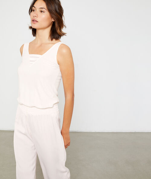 Top met satijnen decollet&eacute; bleek roze.