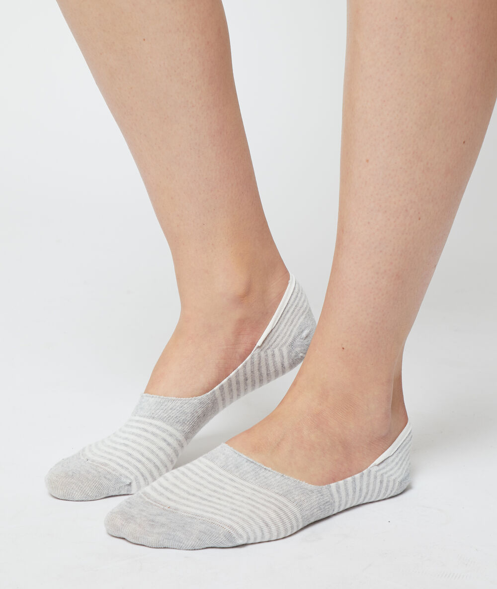 2 paires de socquettes gris.