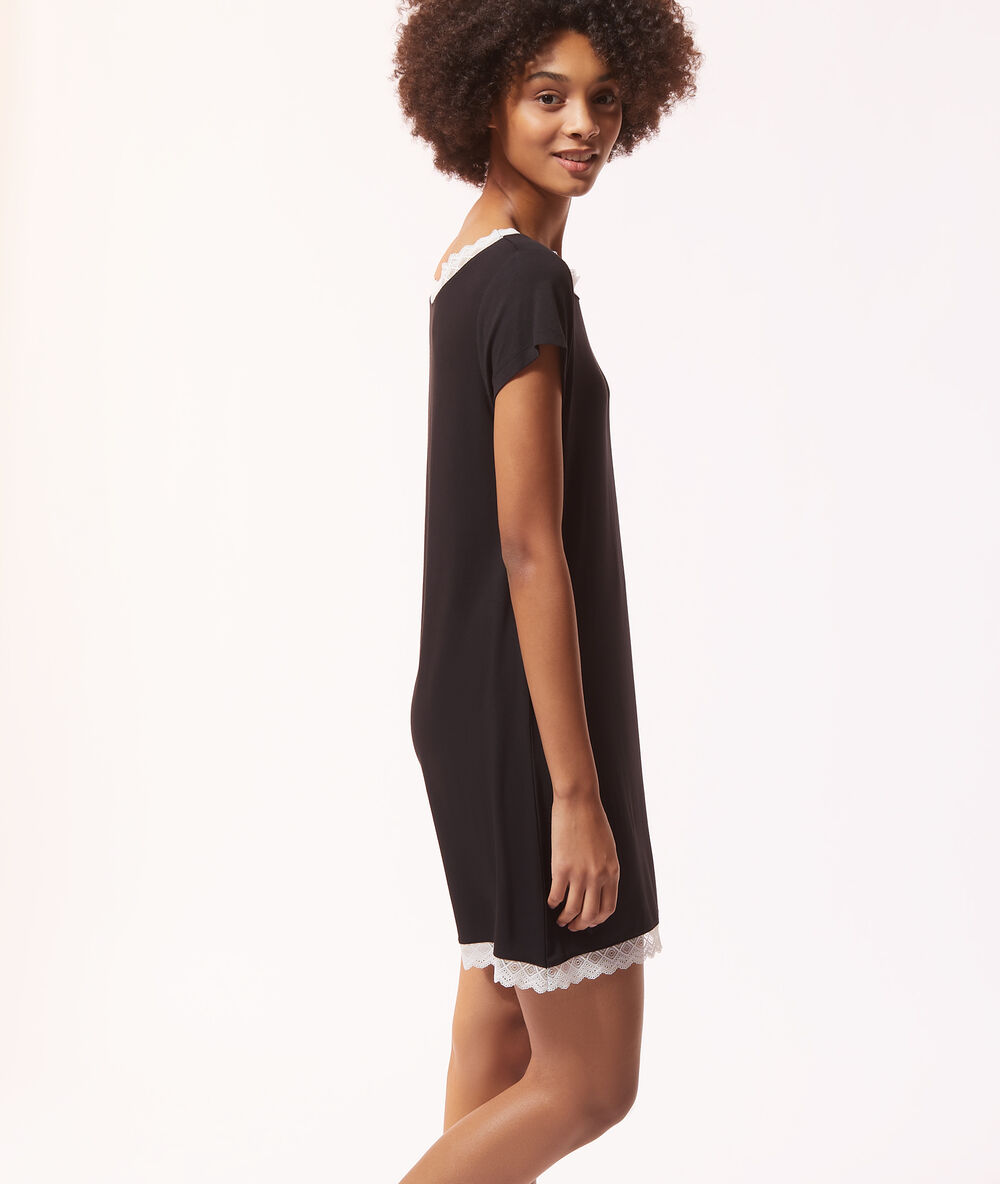 Babydoll met kanten boordjes zwart.