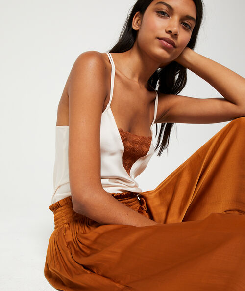 Top d&eacute;collet&eacute; en dentelle ecru.