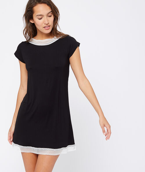 Chemise de nuit bords dentellle noir.