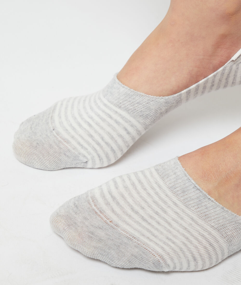 2 paires de socquettes gris.