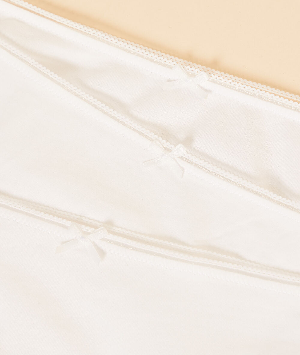 Lot de 3 culottes ecru.