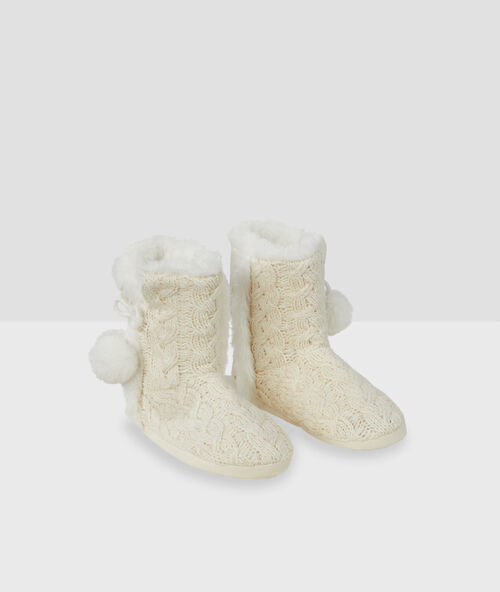 Chaussons bottines fourr&eacute;s pompons ecru.