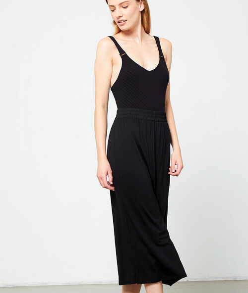 Soepelvallende lange rok met satijnen riem zwart.