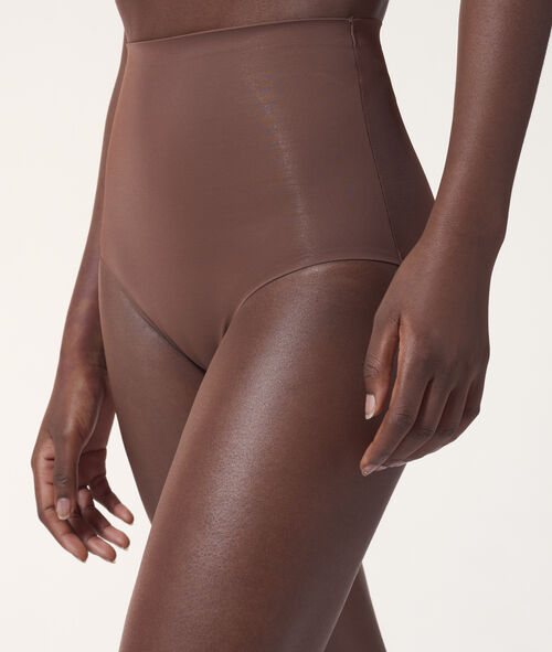 Broekje hoge taille - niveau 3: gestroomlijnd silhouet