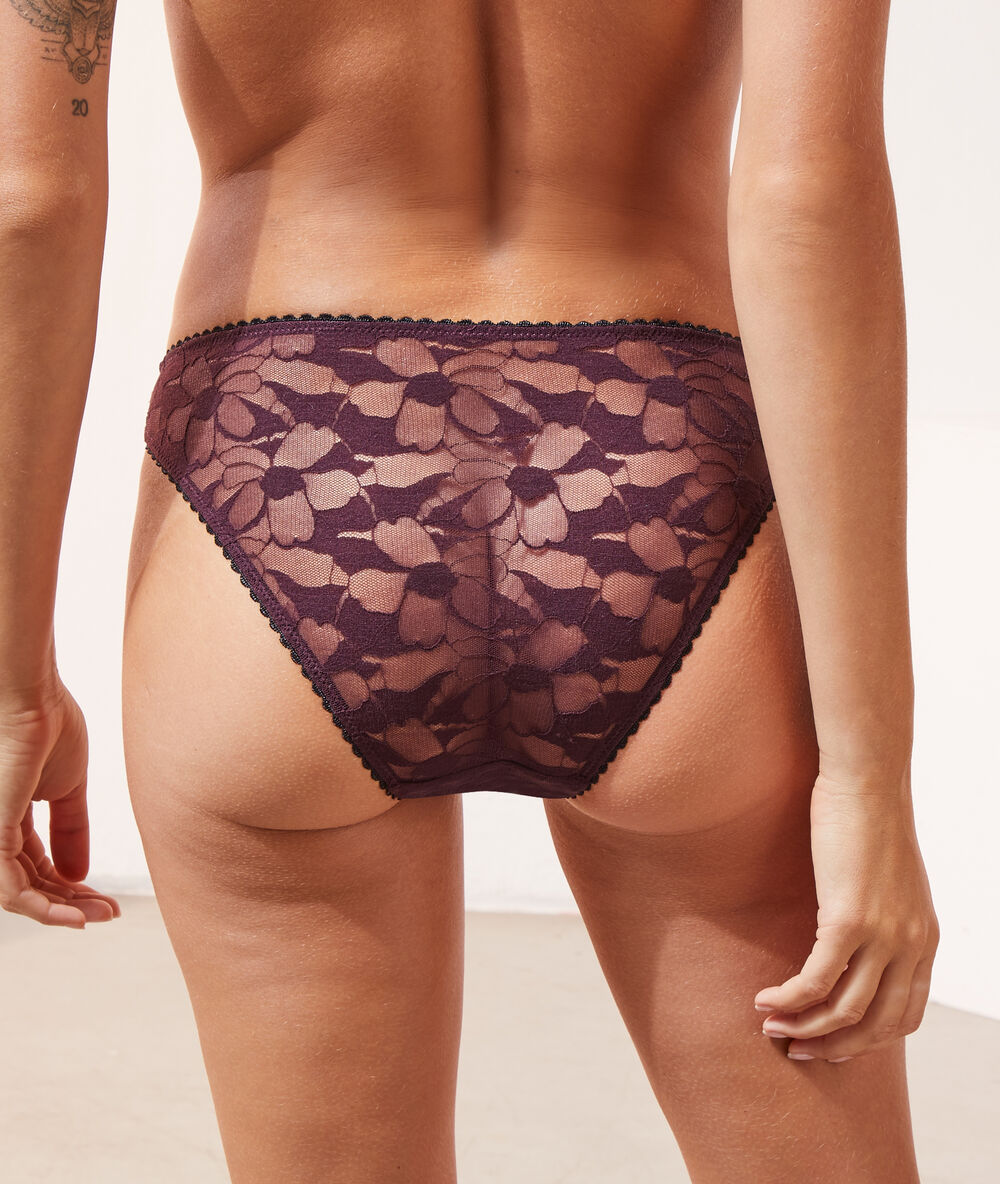 Culotte en dentelle prune.