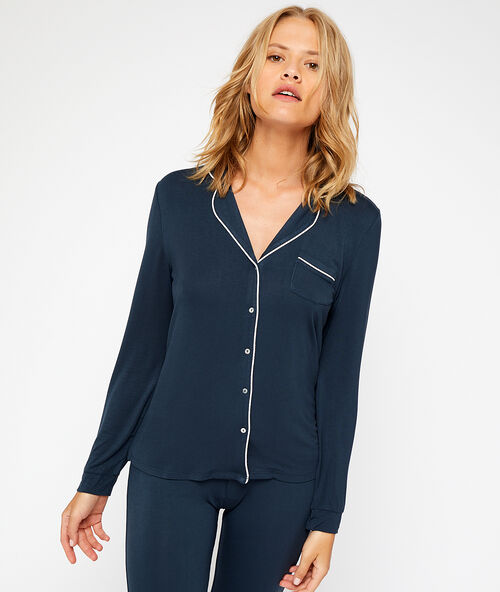 Chemise de pyjama bleu canard.