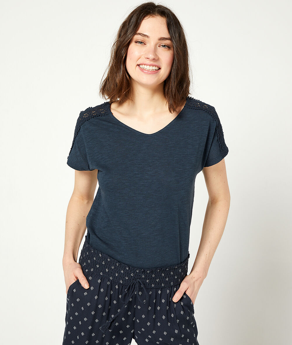 T-shirt met guipure-details marine.