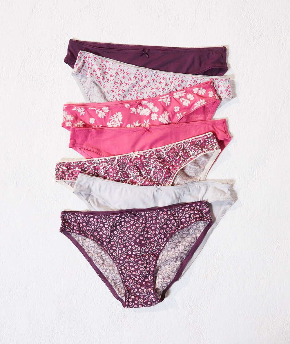Lot de 7 slips imprimés bordeaux.