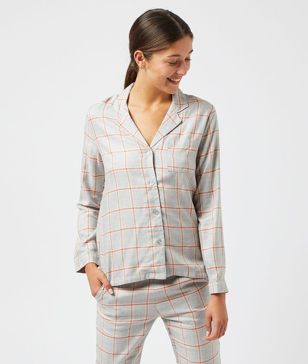 Chemise de pyjama à carreaux gris.