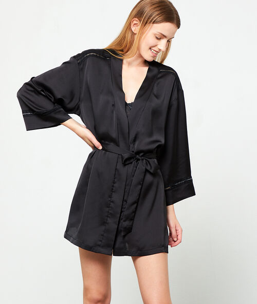 Kimono satin&eacute; noir.