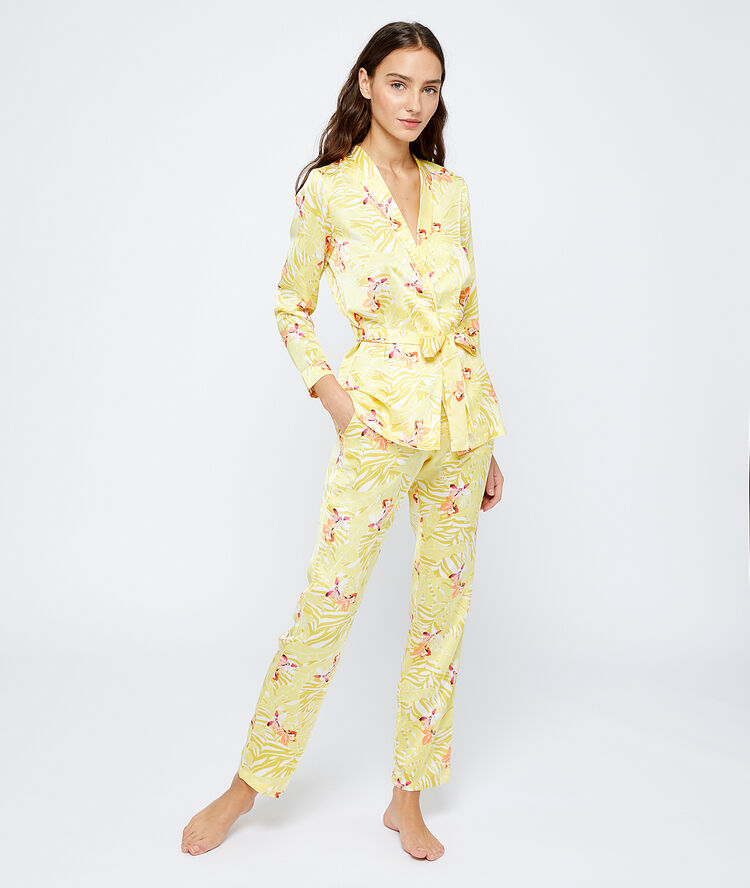 Chemise de pyjama satinée ceinturée jaune.