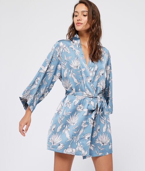 Satijnen kimono met bloemenprint hemelsblauw.